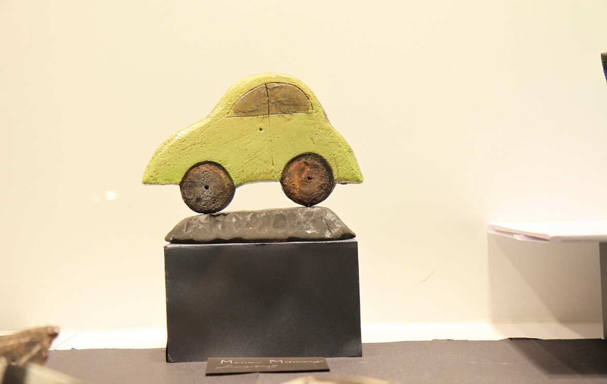 Πήλινο αυτοκίνητο από την εκδήλωση του Attilio με τίτλο "Μια βιτρίνα, ένα… Ταξίδι"