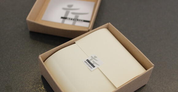 Εικόνα μικρού κουτιού με το λογότυπο του Attilio κατά τη διαδικασία συσκευασίας